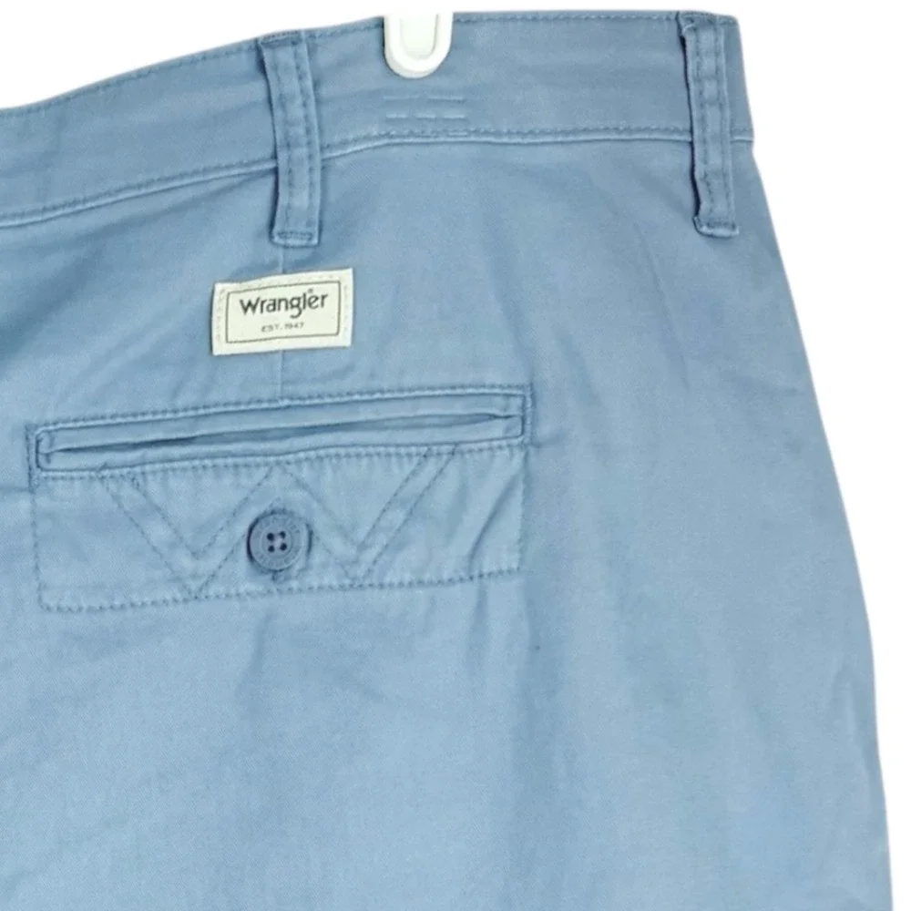 Wrangler Men's Regular Fit Medium Stretch Blue Shorts Size 42 Inseam 7